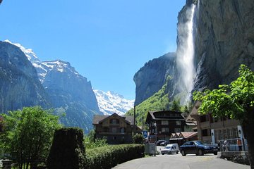 6-Hour Guided e-bike tour to Lauterbrunnen 72 Waterfalls Valley and Swiss Picnic