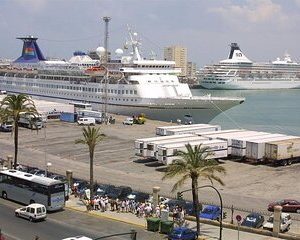 Private Day Trip from Cadiz port to Seville (tickets and transport included)