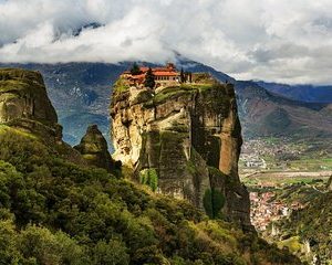 Delphi, Meteora and Thermopylae 2-Day Private Tour from Athens